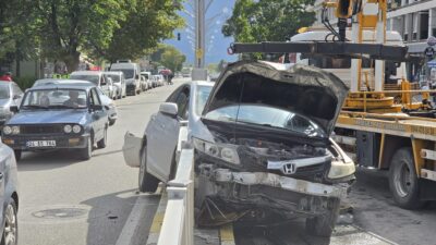 Erzincan’da meydana gelen trafik kazasında, kontrolden çıkan bir otomobil refüje